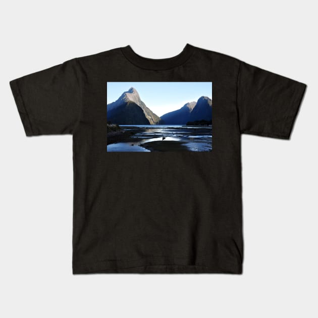 Nouvelle Zélande -  Milford Sound Kids T-Shirt by franck380